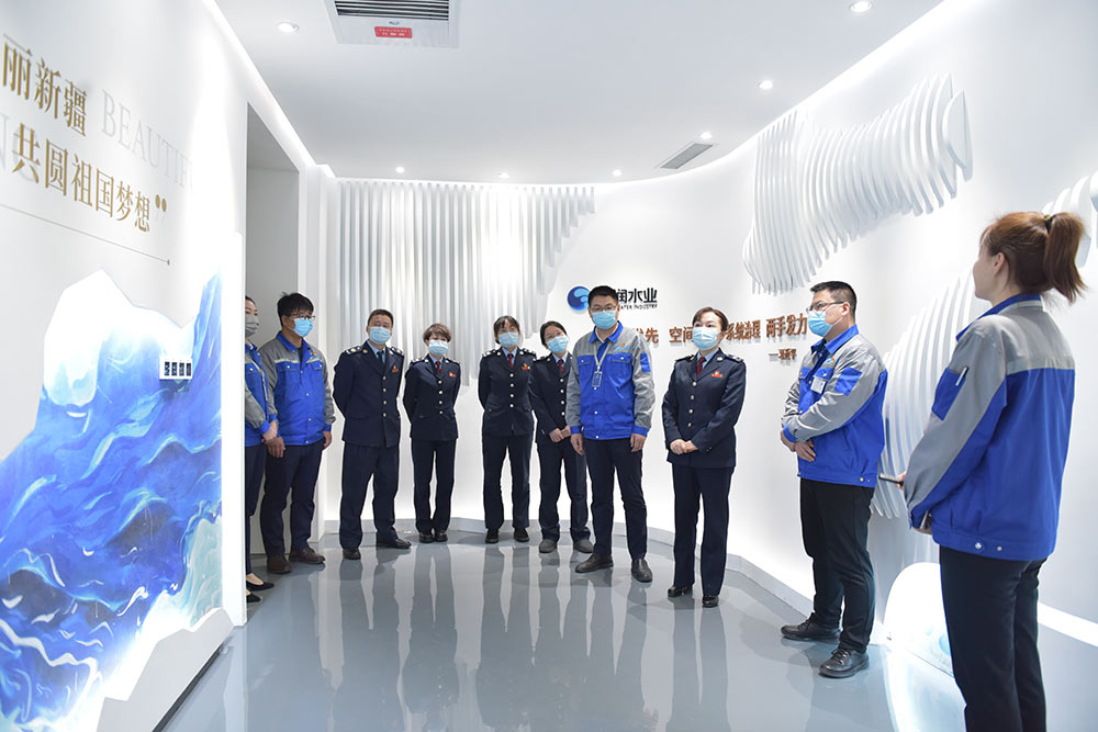 参观河润企业文化展厅